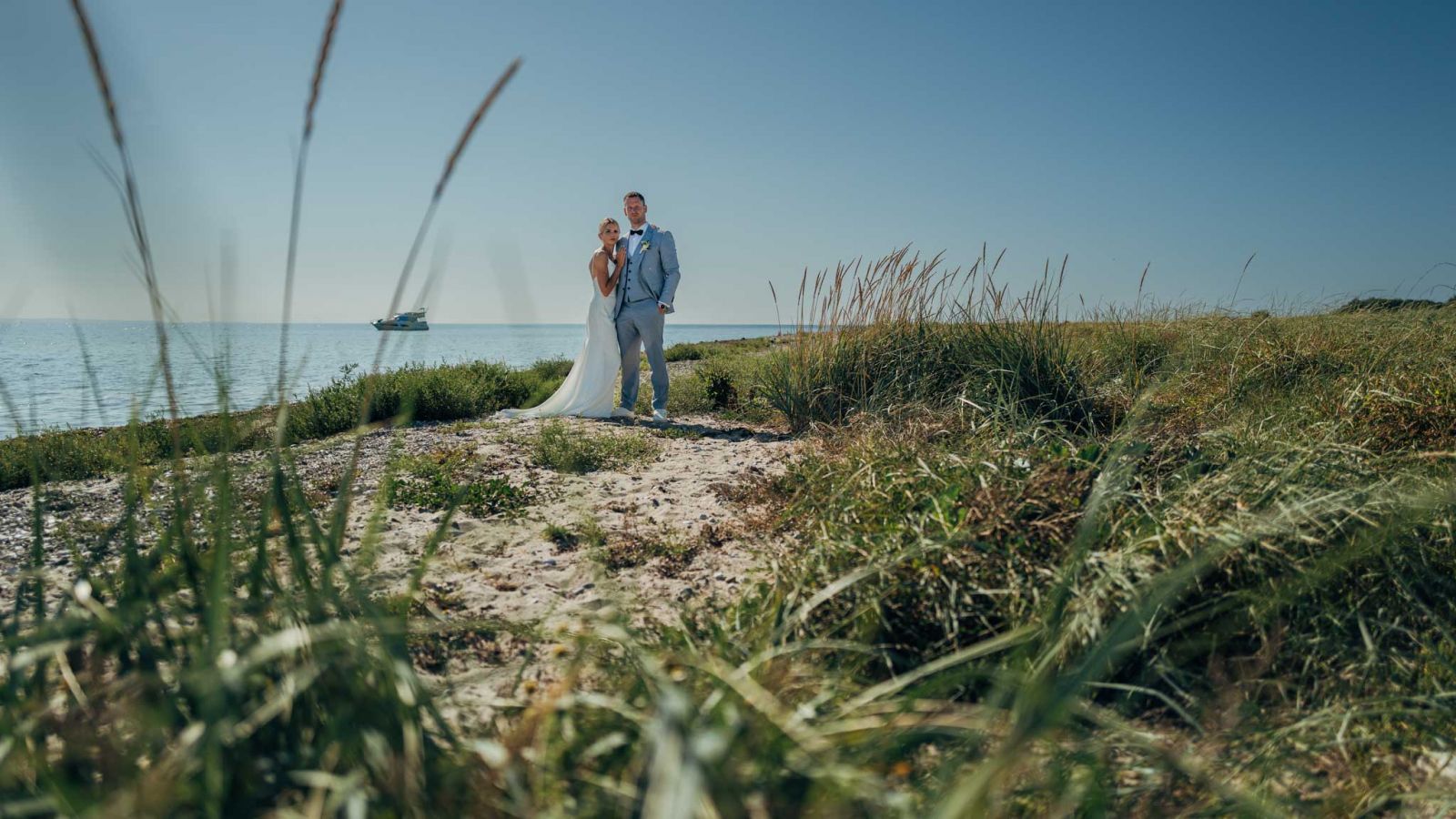 Brautpaar an der Küste, fotografiert von Maik Molkentin-Grote