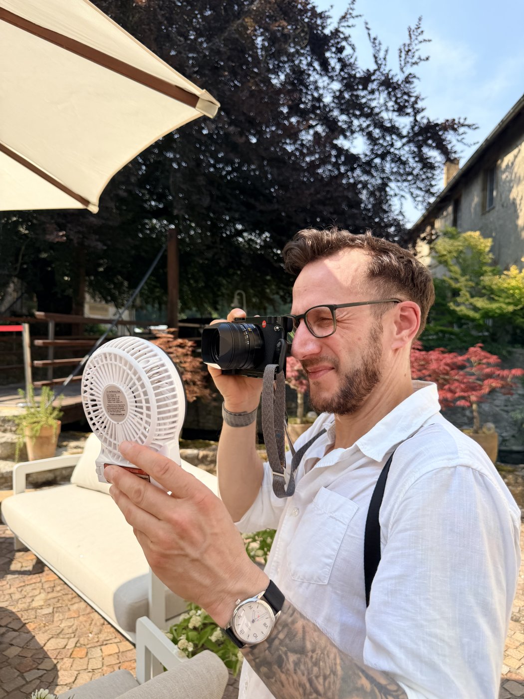 Maik mit Kamera und Handventilator